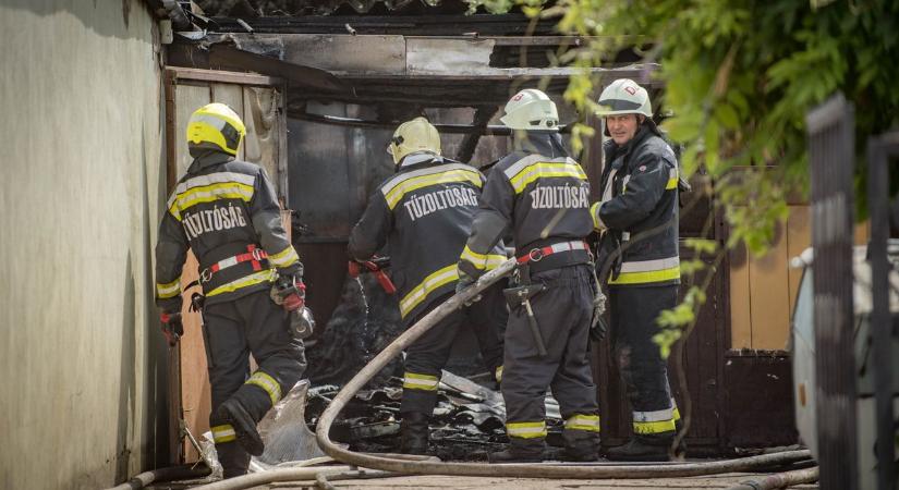 Két gázpalack is felrobbant egy debreceni garázsban, a tűz még egy lakóházra is átterjedt