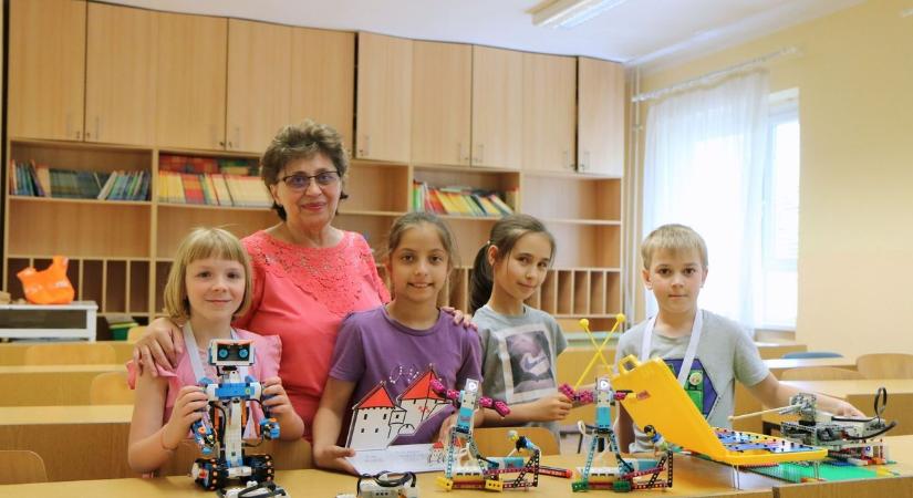 Ismét Európa-bajnokok lettek a SZTE Gyakorló robotépítő diákjai