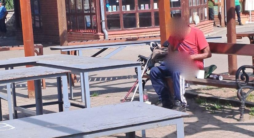 Döbbenet: piactéri padon végezte el nagydolgát egy férfi fényes nappal Jászberényben