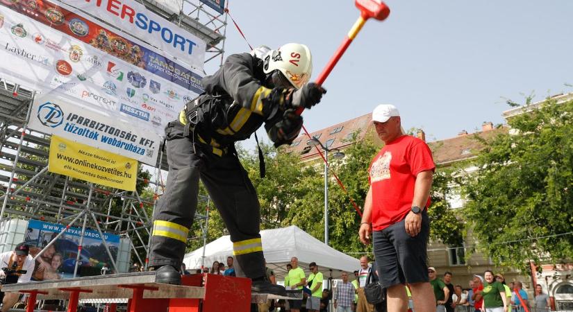 Embert próbáló feladatok a Fő téren: a legerősebb tűzoltók versenyeznek Szombathelyen - fotók, videó