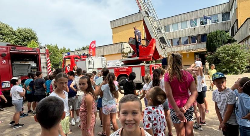 Szünidőben is fő a biztonság – az Árpád iskolában jártak a nagyatádi tűzoltók