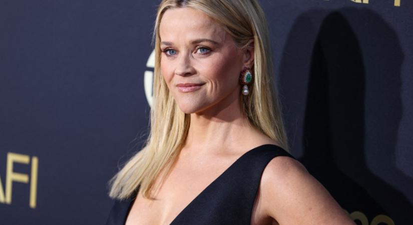 A 48 éves Reese Witherspoon fürdőruhás képeiről beszél ma a fél világ