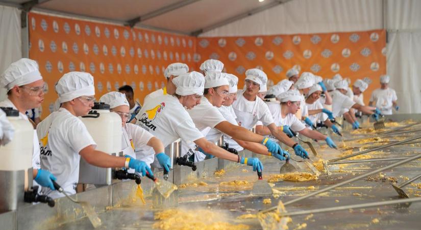 Új Guinness-rekord Debrecenben: 75 ezer tojásból egy több mint 4 tonnás rántottát készítettek