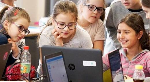 Skool: álomkarriereket (is) segített a lányok az IT-ben hazai programja