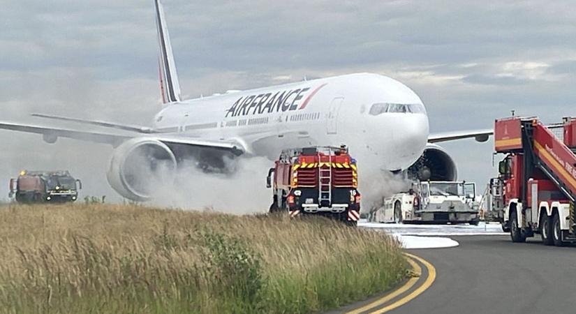 Minimális sérülésekkel „megúszta” a vontatója kigyulladását az Air France 777-ese