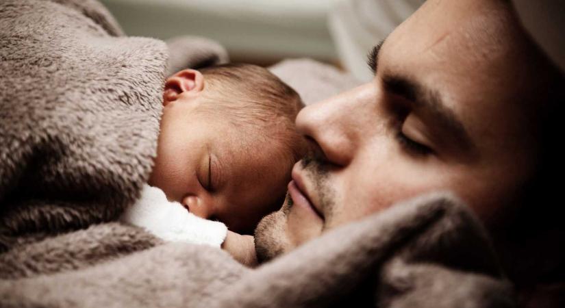 Kihirdette Iohannis: minden gyermek születésekor jár az apasági pótszabadság