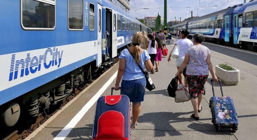 Szombattól főszezoni menetrend szerint közlekednek a MÁV-VOLÁN-csoport balatoni járatai