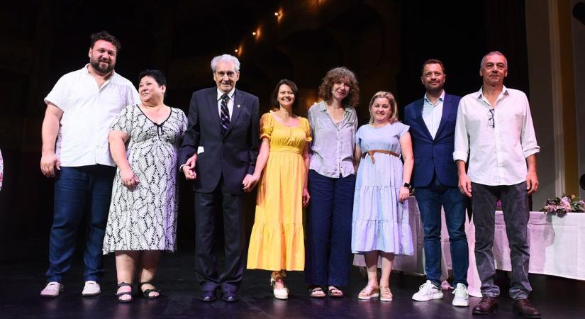 Évadzáró a debreceni színházban: díjakat, elismeréseket is átadtak