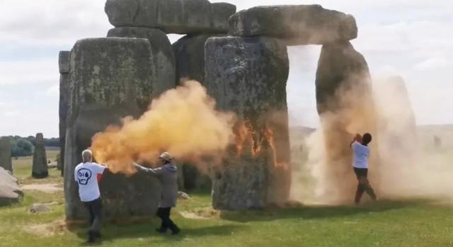 Videón, ahogy narancssárga porral szórja be a Stonehenge szikláit két klímaaktivista