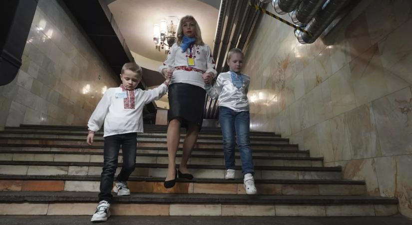 Az ukrán gyerekeket deportáló Oroszország most Ukrajnát vádolja ugyanezzel