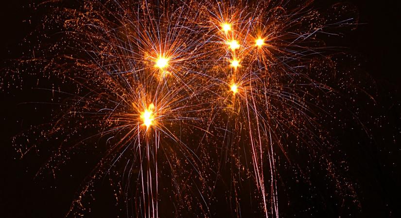 Hivatalos: idén betiltják a petárdák és a tűzijátékok értékesítését