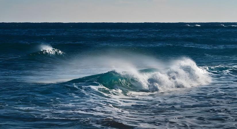 Videón a tragikus pillanat, amint a masszív hullám elragadja a gyönyörű modellt