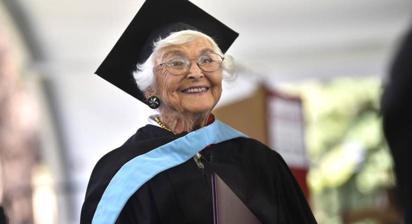83 év kihagyás után, 105 évesen diplomázott le a tanárnő