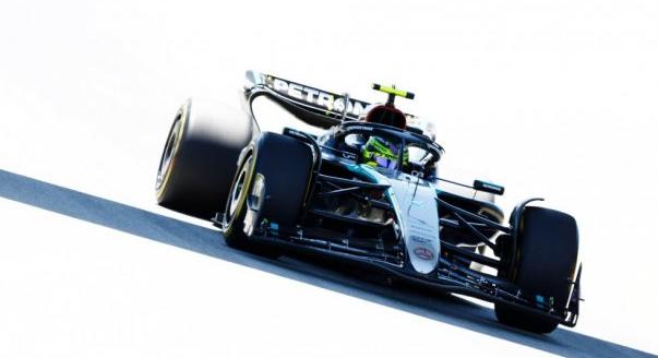 Szoros Hamilton-vezetés a barcelonai F1-es pénteken