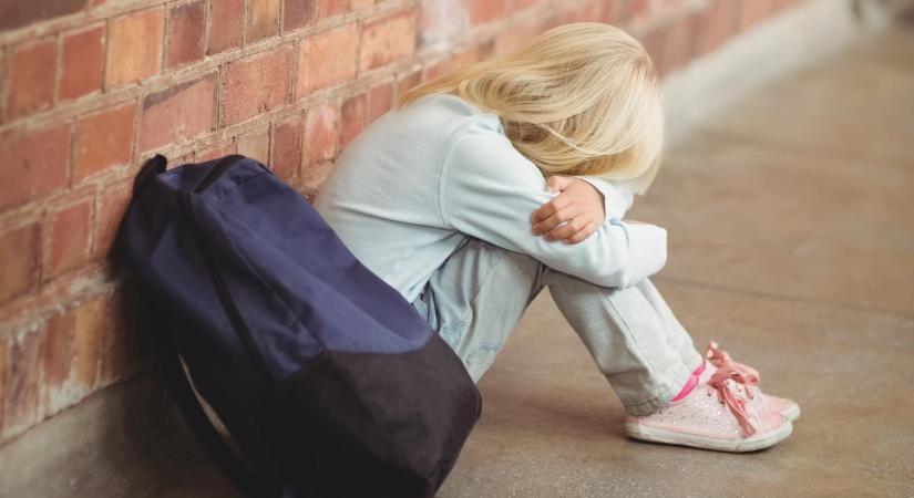 „Kiváglak innen úgy, hogy kitörik kezed-lábad” – Megbotránkoztató hangfelvételek készülhettek egy Fejér megyei iskolában: az édesanya állítja, az egyik tanár terrorizálta a 9 éves kislányát