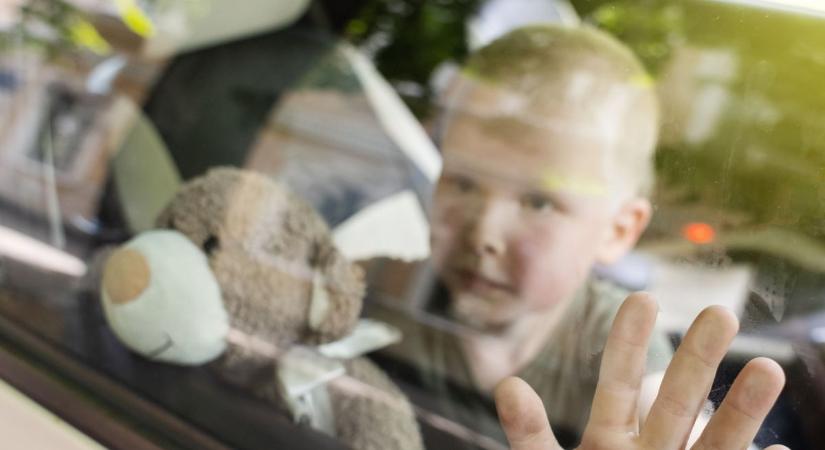 Megint megtörtént: forró autóba zártak egy gyereket (videó)