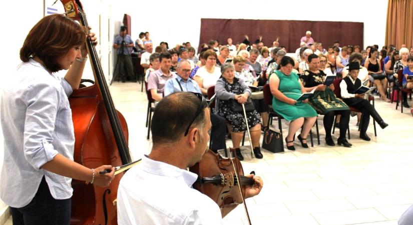 Megjelent az első tiszacsegei dalosfüzet