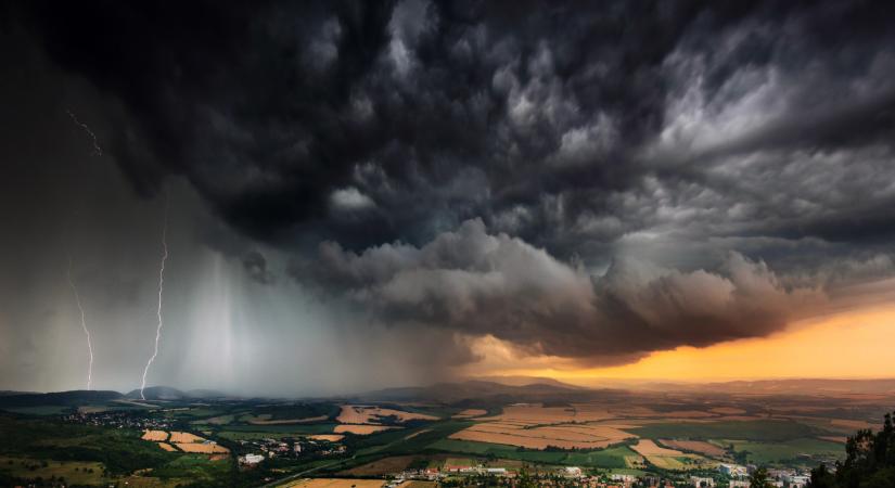 Piros riasztás van Magyarországon: brutális időjárás jön, jobb lesz vigyázni