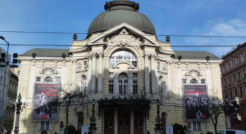 Egy, a Vígszínházban tartott előadás közben leesett egy színész a magasban lévő díszletelemről