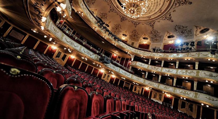 Baleset a Vígszínházban: métereket zuhant egy színész