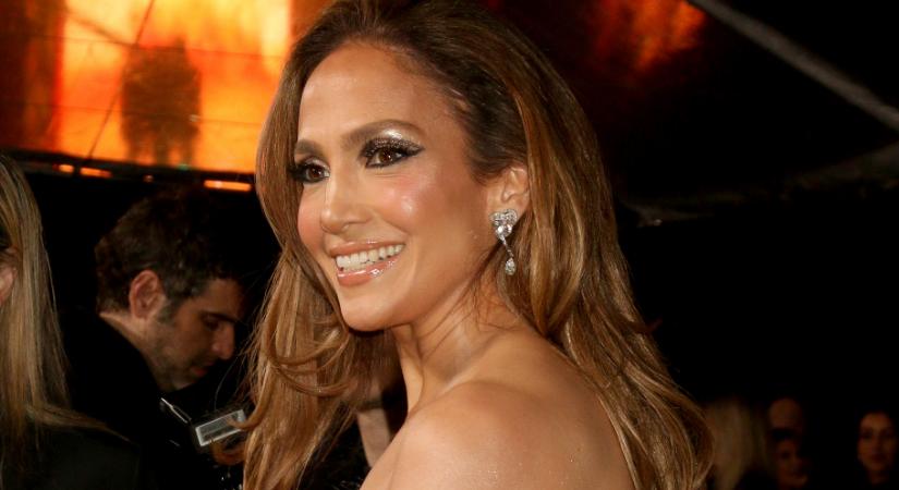 Jennifer Lopez fehér fürdőruháját akarja most mindenki