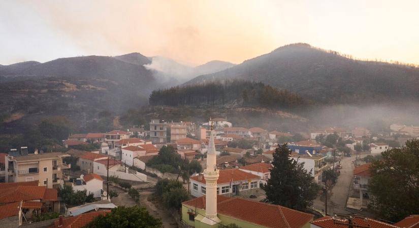 Két görög szigeten és az ország más részein is erdőtüzek pusztítanak