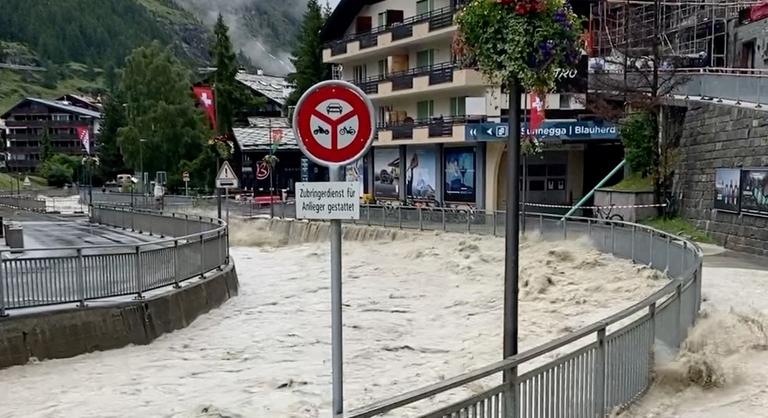 Három ember eltűnt a svájci áradásokban