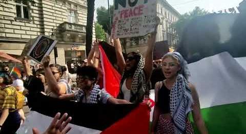 Megjelentek a Free Palestine-t ordítozó aktivisták a Budapest Pride-on is