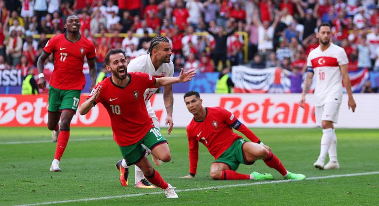 Portugália komikus öngóllal, és az önzetlen Cristiano Ronaldóval jutott a nyolcaddöntőbe