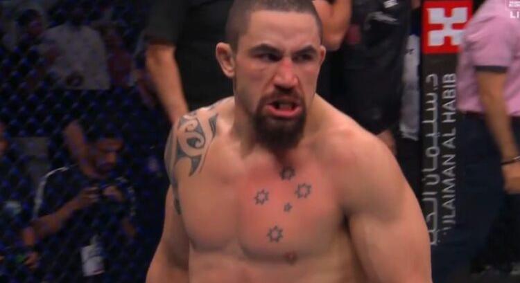 Robert Whittaker kiütötte Ikram Aliskerovot az elsőben