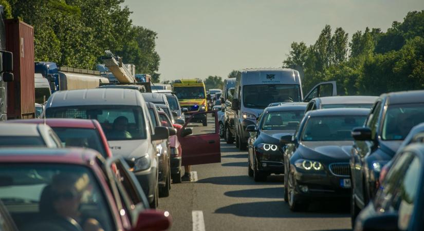Karambol miatt áll a forgalom az M7-esen, Kőszárhegy térségében