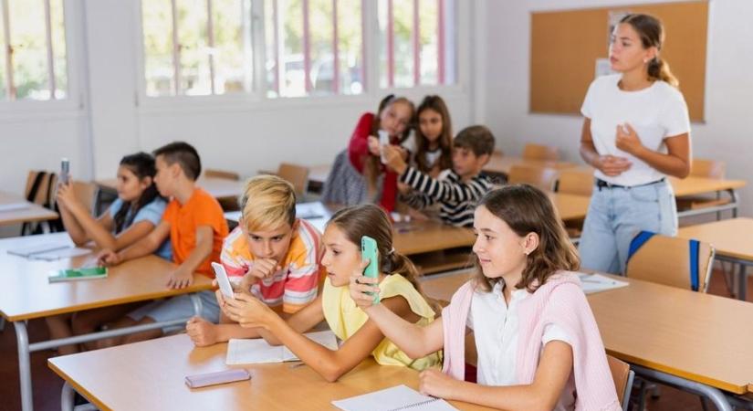Telefon az iskolákban: betiltják a mobilok használatát az intézményekben