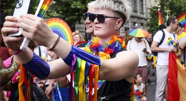 Budapest Pride: több ezren vonultak szivárványos zászlók alatt