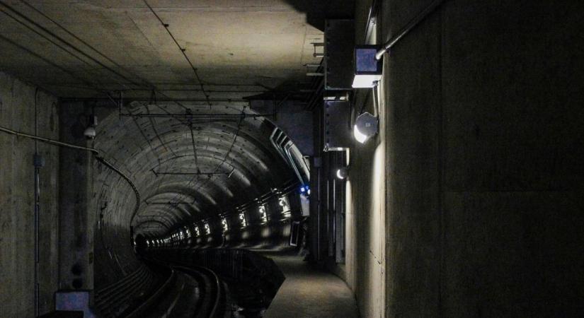 Rendőrök lepték el az utasokkal teli metrómegállót: mindenkit kiküldtek, tragédia történt