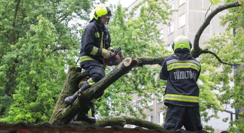 Még vasárnap is a vihar nyomaival küzdenek a hajdú-bihari tűzoltók