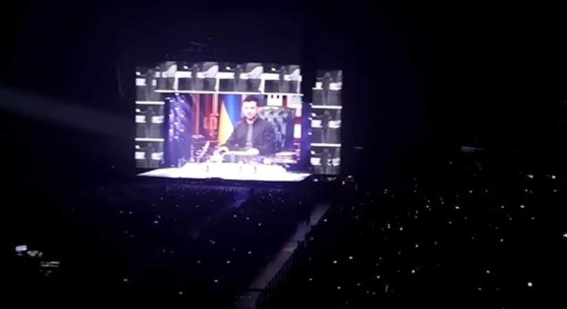 Kifütyülték Volodimir Zelenszkijt Rod Stewart budapesti koncertjén