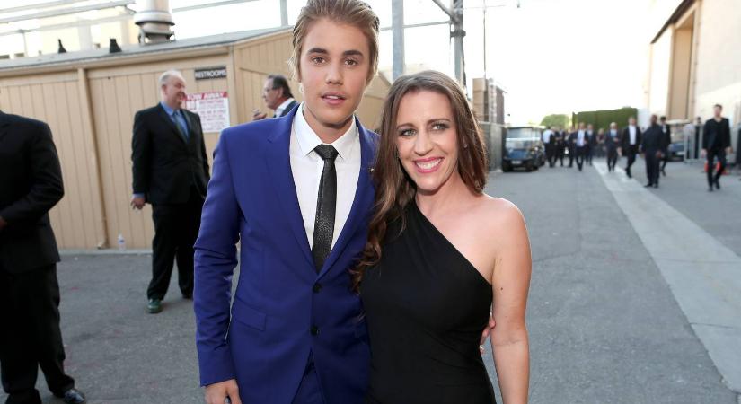 Sokan akár Justin Bieber nővérének is nézhetnék: elképesztően néz ki az énekes édesanyja