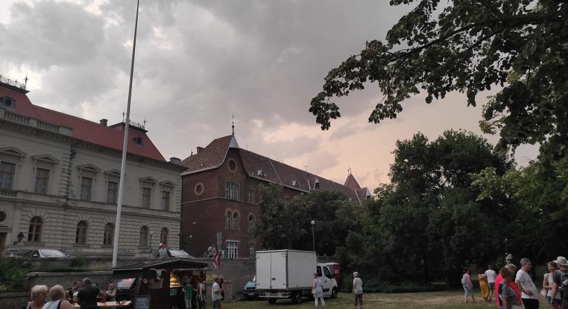 Elmosta a tervezett műsor felét a vihar a szombat esti Kultúr-Téren