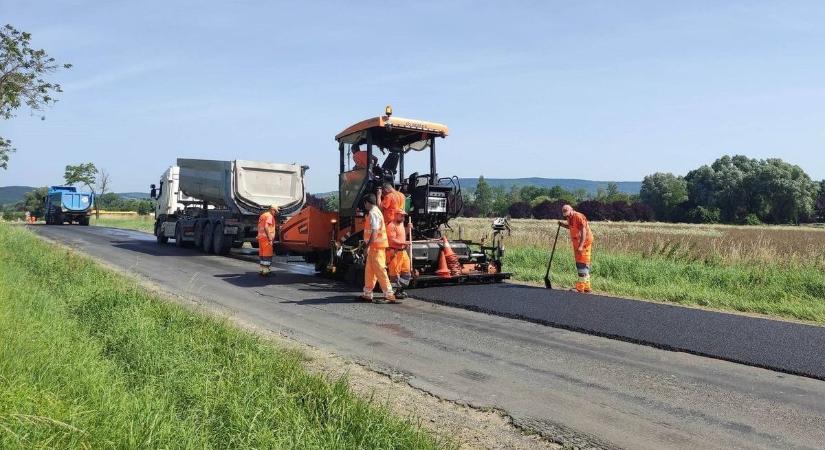 Ezúttal Jánosháza és Karmacs között dolgoznak a Közút munkatársai