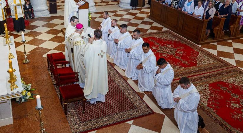 Hét új papot szentelt fel dr. Ternyák Csaba