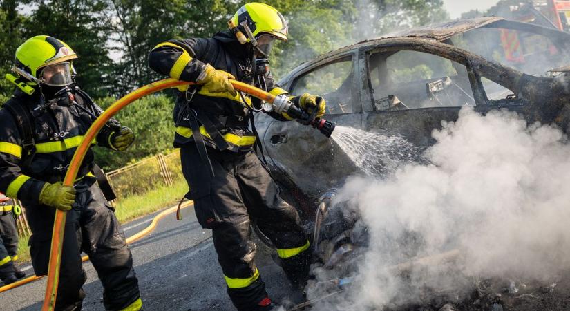 Kigyulladt egy autó Sajókeresztúr térségében