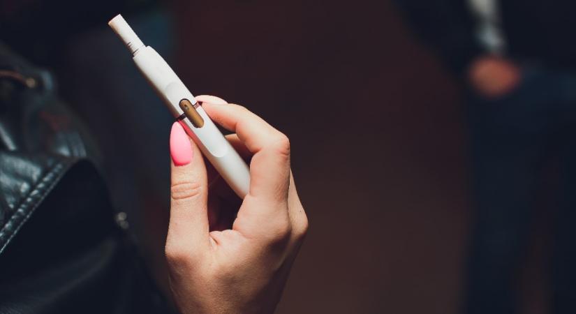 Hetente 400 e-cigit szívott el a 17 éves lány: borzasztó dolog történt vele - Fotók