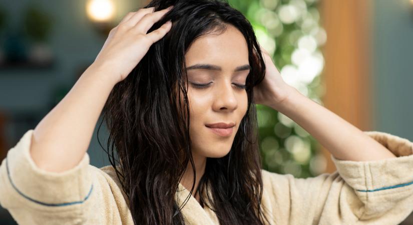Serkenti a haj növekedését, segíti a tincsek megerősödését: így masszírozd a fejbőrt 3 lépésben