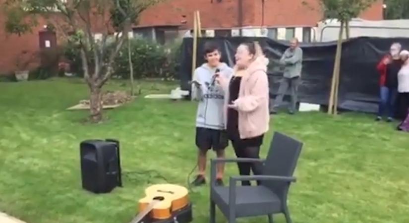 Megható pillanat: haldokló édesanyjának énekelt a fiú a hospice ház udvarán