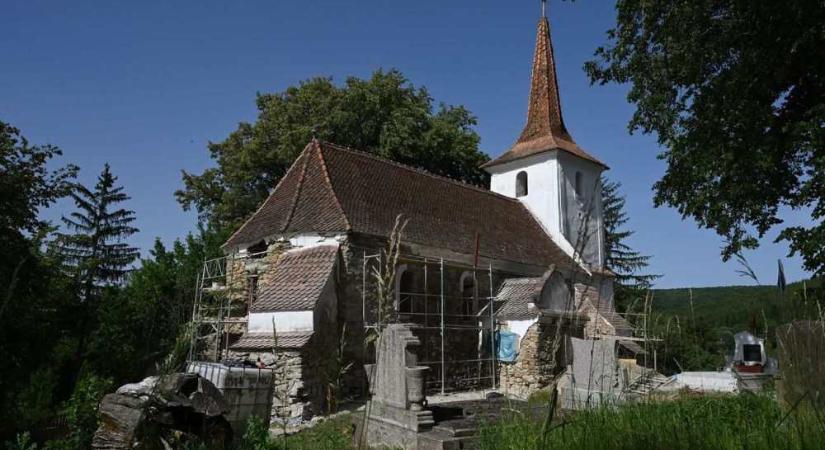 800 éves falképeket találtak egy templom külső vakolata alatt