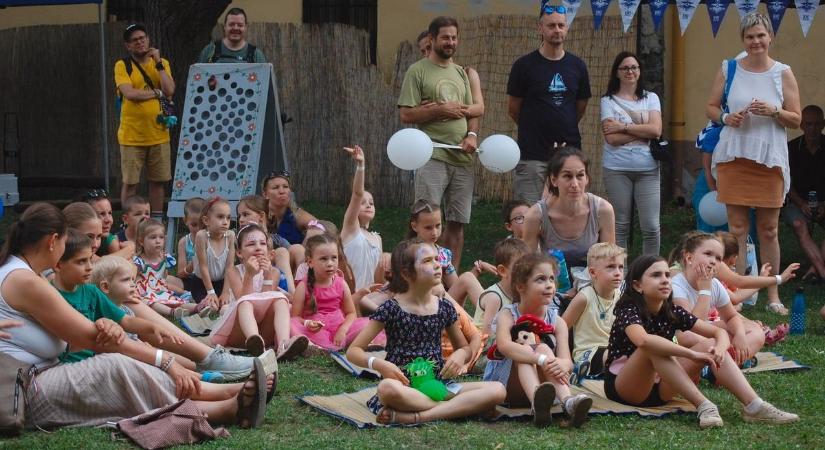 Megtelt látogatókkal a Kiskun Múzeum udvara a Múzeumok Éjszakáján – galériával