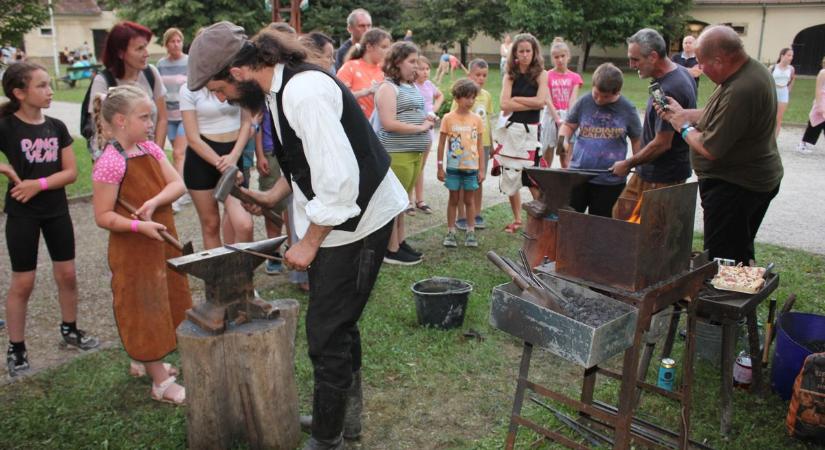 Lebilincselő hangulat fogadta a keszthelyi kiállítóhelyek vendégeit is