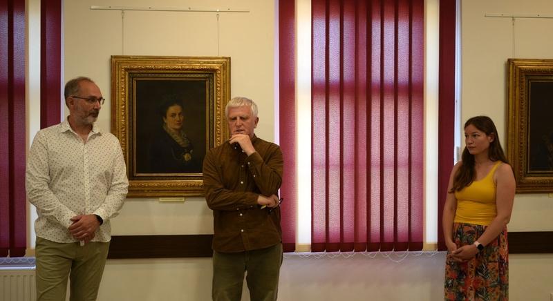 Aki Chernel Kálmán portréját festette - Hanély Antal 200 tárlatnyitó a kőszegi könyvtárban