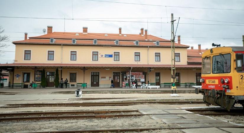 Az egri és füzesabonyi vasútállomáson is megszólal Petőfi és Ady is