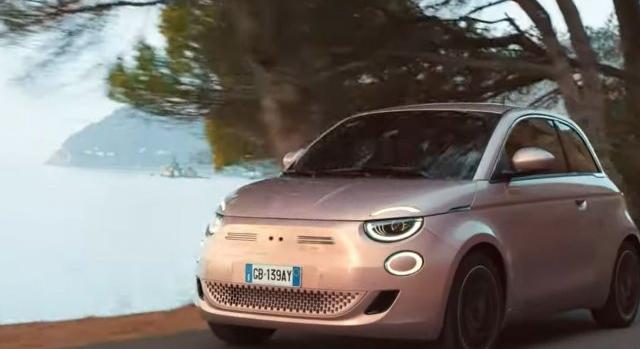 Ötletes reklámmal szúr oda az olasz kormánynak a Fiat